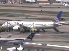 United 787-9 regresa a LAX 36 minutos después del despegue – Video de los pasajeros de la evacuación por la rampa