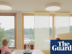 Emma, el robot que cuenta chistes, se ríe en la residencia de ancianos: la mejor fotografía de Paula Hornickel | Arte y diseño