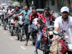 Los trabajadores en Bangladesh están atrapados en colas de gasolina mientras la guerra entre Irán y Estados Unidos agota los suministros de combustible