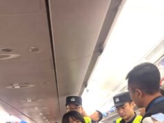 Una azafata fuera de servicio exige que la tripulación hable chino y la expulsan del vuelo.