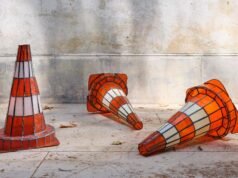 Los coloridos objetos de vidrio diseñados por Pia Haines reflejan el contraste entre fuerza y fragilidad, y son monumentales.